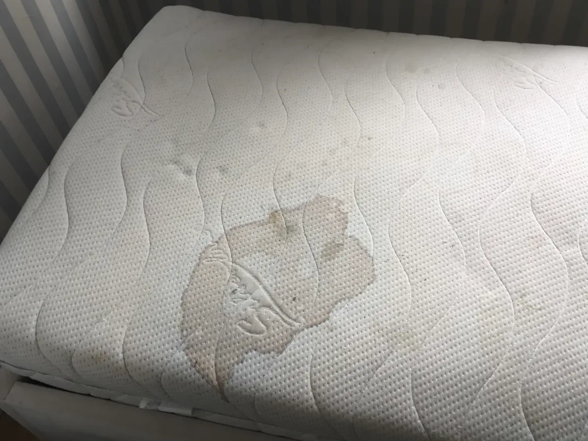 Pikowany materac przed praniem — duża plama biologiczna. Pranie materaca Bytom, SofaGo