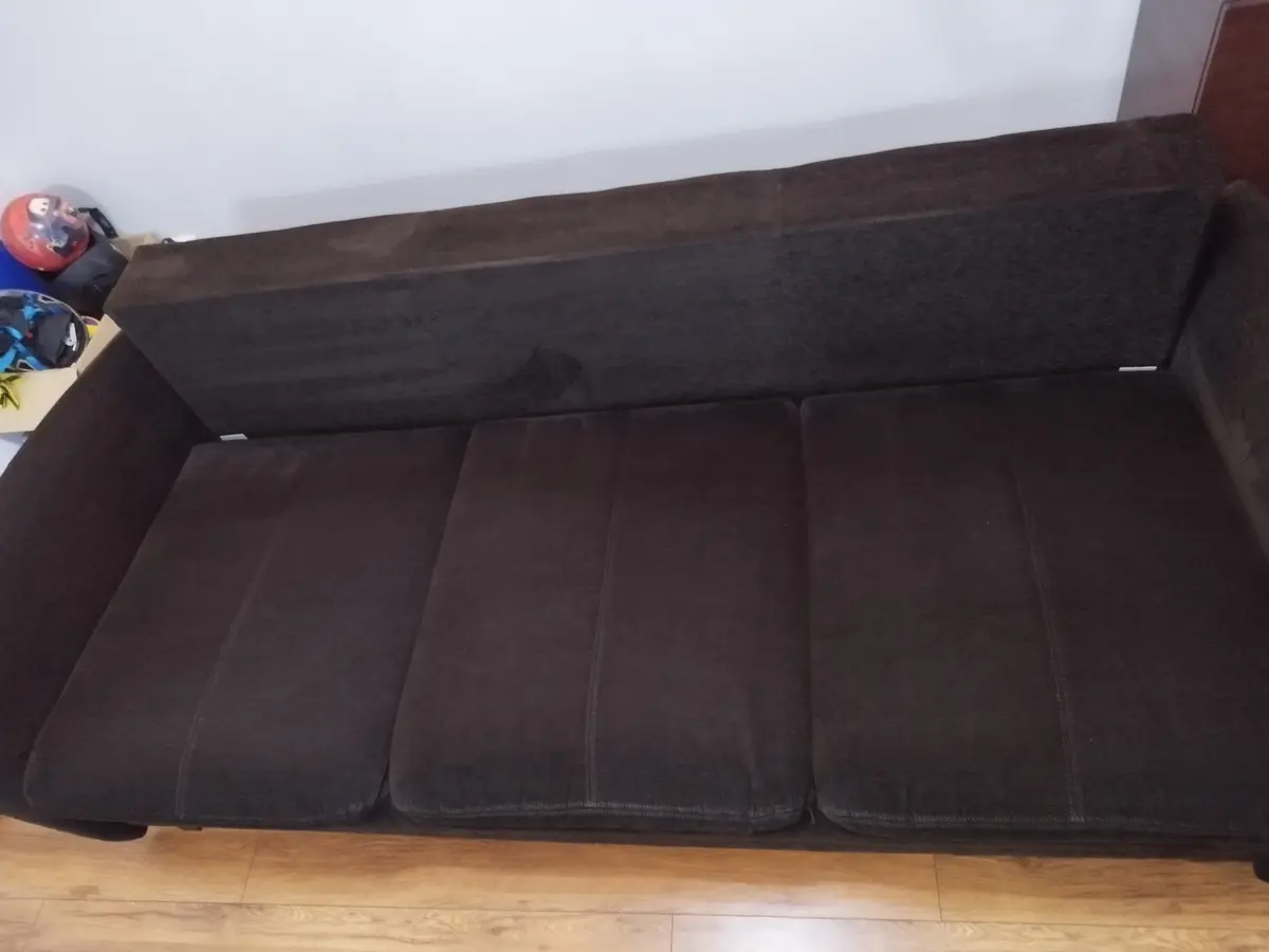 Ciemnobrązowa sofa trzyosobowa z pluszu po praniu ekstrakcyjnym — tkanina bez plam, kolor odzyskany. Pranie kanapy Gliwice, SofaGo