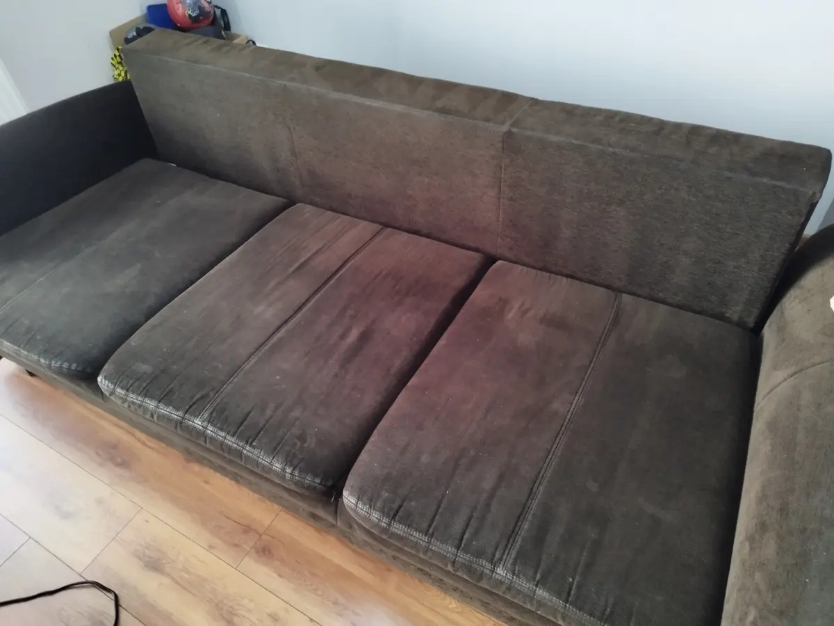 Ciemnobrązowa sofa trzyosobowa z pluszu przed praniem — wyblakłe, przebarwione siedziska. Pranie kanapy Gliwice, SofaGo