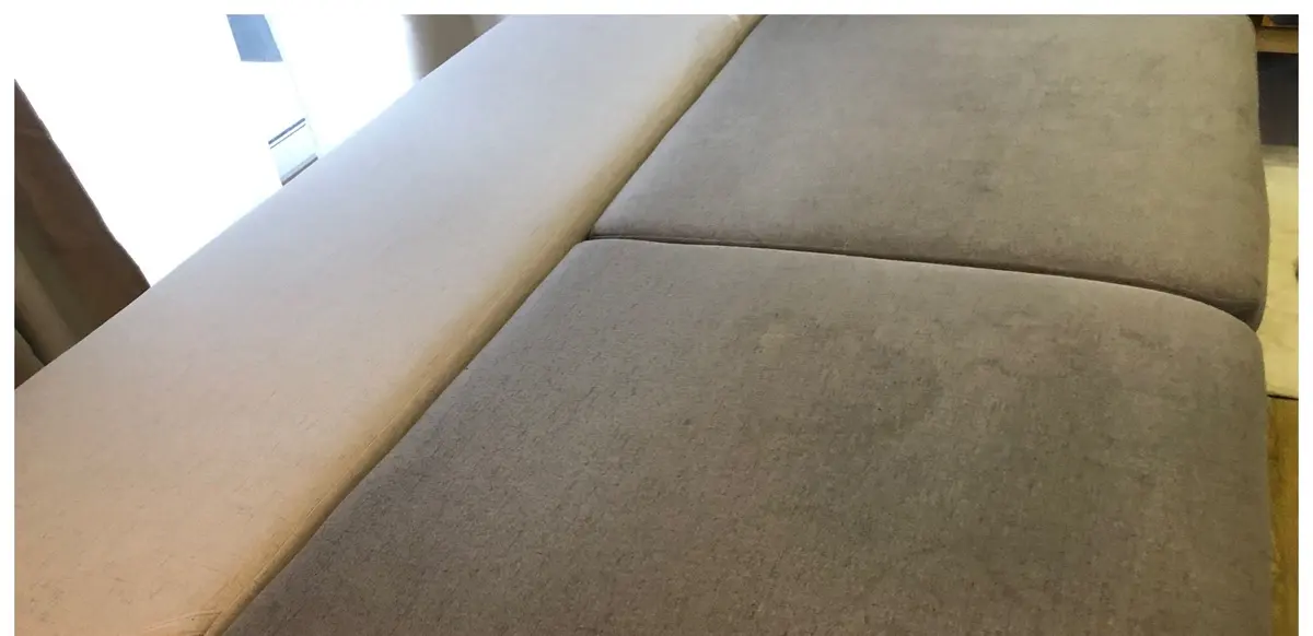 Grafitowa sofa przed praniem — zabrudzenia siedziska. Pranie kanapy Gorzów Wielkopolski, SofaGo