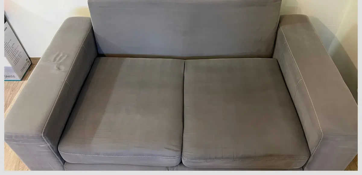Beżowa sofa dwuosobowa po praniu ekstrakcyjnym — tkanina bez plam, kolor odzyskany. Pranie kanapy Jelenia Góra, SofaGo