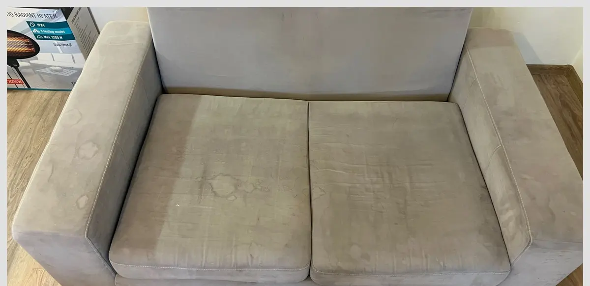 Beżowa sofa dwuosobowa przed praniem — przybrudzone siedziska. Pranie kanapy Jelenia Góra, SofaGo