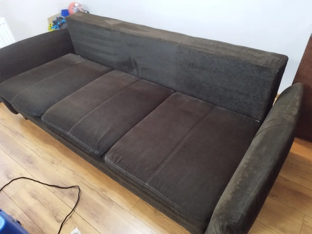 Ciemnobrązowa sofa trzyosobowa z pluszu po praniu ekstrakcyjnym — tkanina bez plam, kolor odzyskany. Pranie kanapy Kalisz, SofaGo