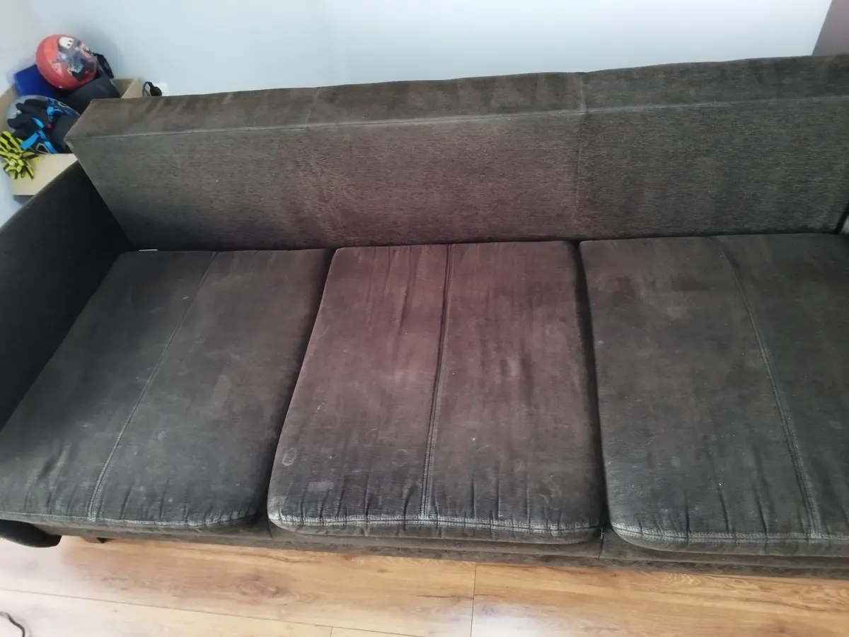 Ciemnobrązowa sofa trzyosobowa z pluszu przed praniem — wyblakłe, przebarwione siedziska. Pranie kanapy Kalisz, SofaGo