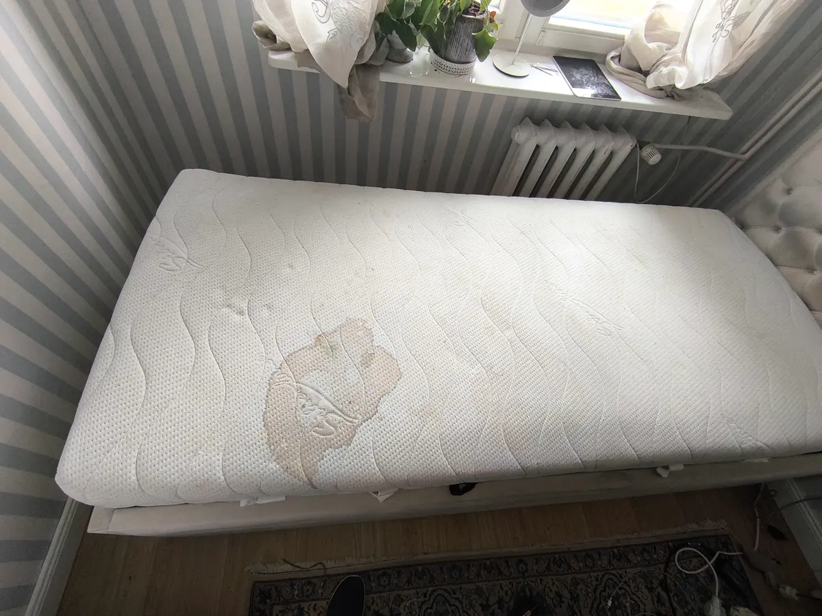 Pikowany materac przed praniem — duża plama biologiczna. Pranie materaca Koszalin, SofaGo