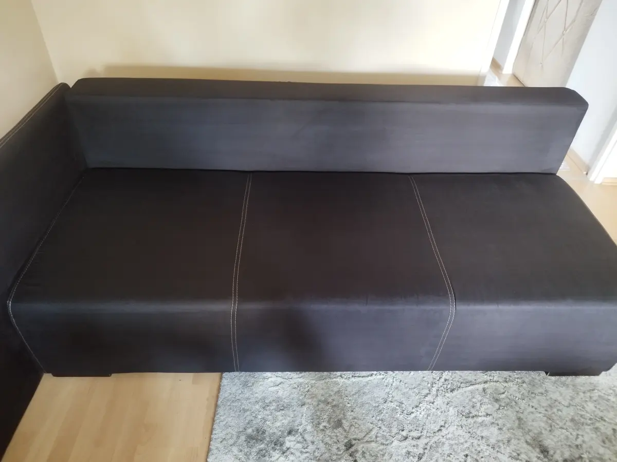 Sofa z ciemnego weluru w kolorze bakłażana po praniu ekstrakcyjnym — tkanina bez plam, kolor odzyskany. Pranie kanapy Łódź, SofaGo