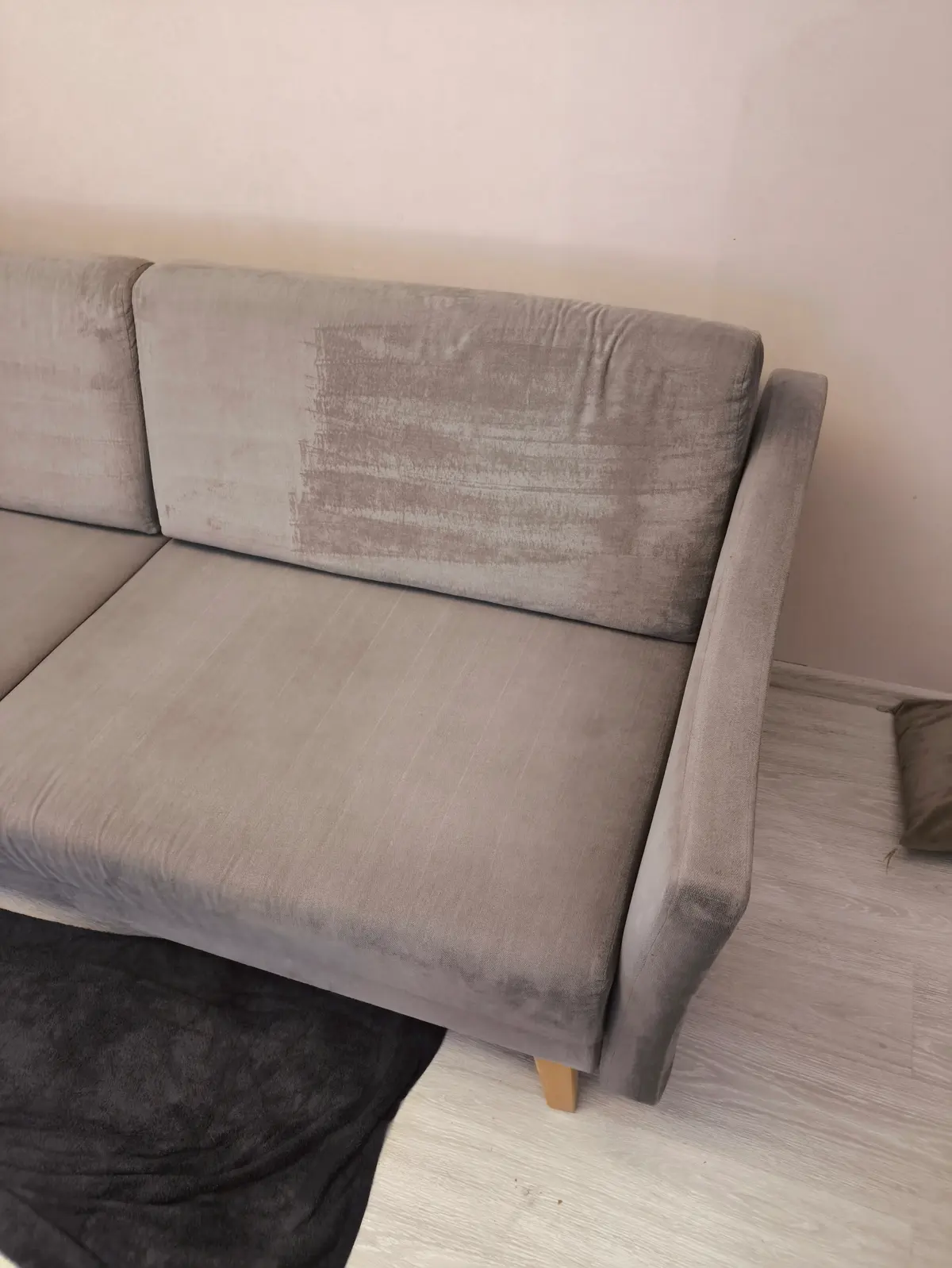 Beżowa sofa trzyosobowa po praniu ekstrakcyjnym — tkanina bez plam, kolor odzyskany. Pranie kanapy Lublin, SofaGo