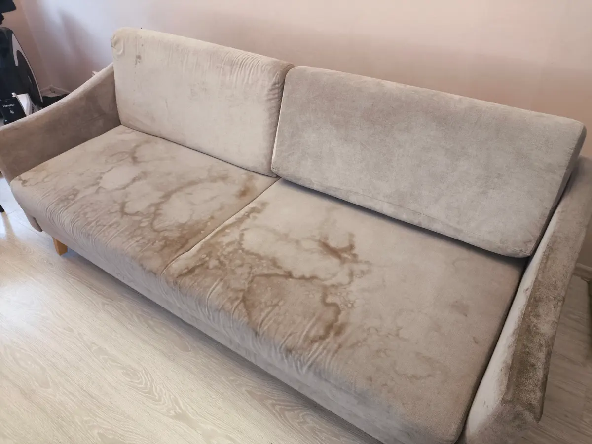 Beżowa sofa trzyosobowa przed praniem — duże brązowe plamy i zacieki. Pranie kanapy Lublin, SofaGo