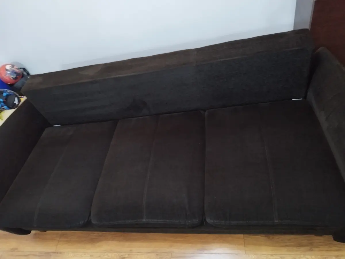 Ciemnobrązowa sofa trzyosobowa z pluszu po praniu ekstrakcyjnym — tkanina bez plam, kolor odzyskany. Pranie kanapy Lublin, SofaGo