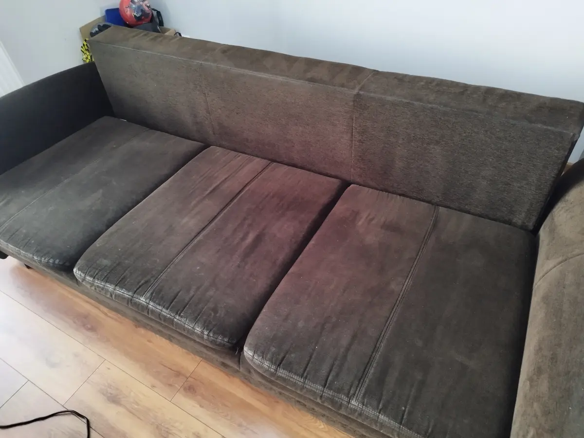 Ciemnobrązowa sofa trzyosobowa z pluszu przed praniem — wyblakłe, przebarwione siedziska. Pranie kanapy Lublin, SofaGo
