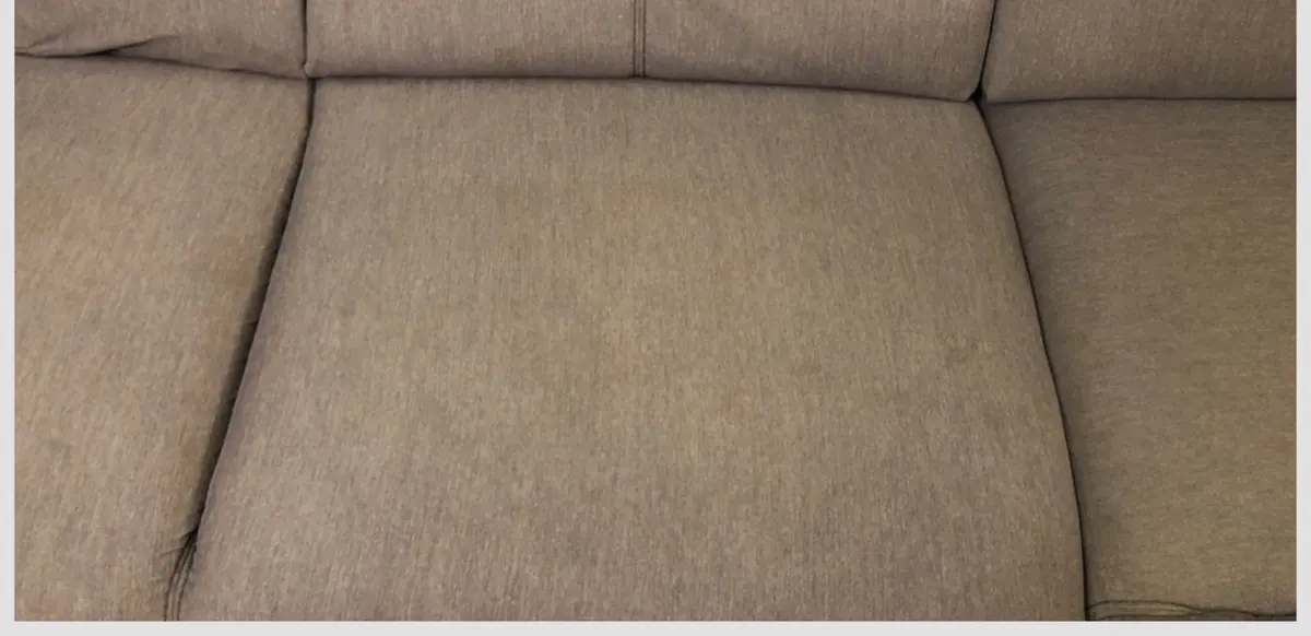 Grafitowa sofa po praniu ekstrakcyjnym — tkanina bez plam, kolor odzyskany. Pranie kanapy Nowy Sącz, SofaGo