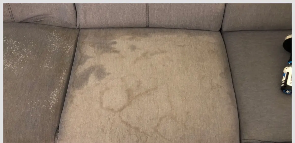 Grafitowa sofa przed praniem — zacieki na siedzisku. Pranie kanapy Nowy Sącz, SofaGo