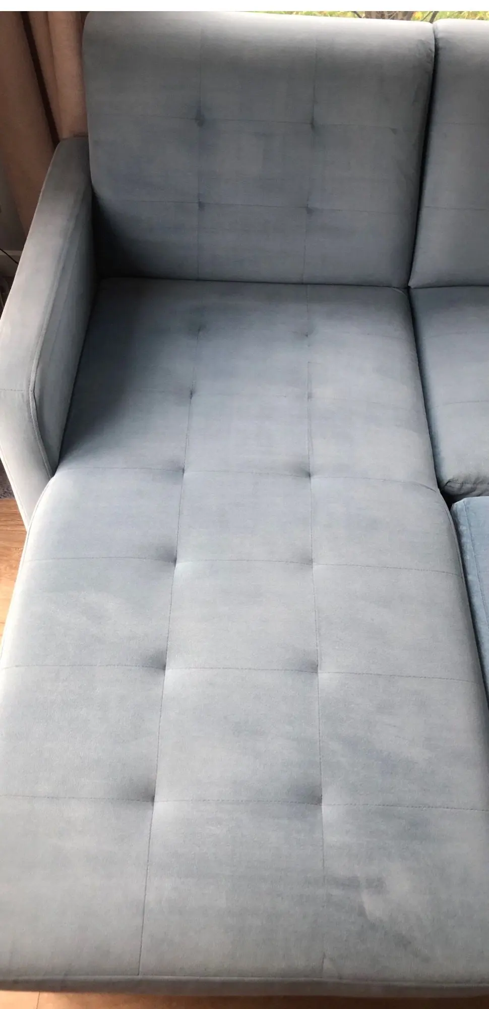 Szara sofa pikowana w guziki po praniu ekstrakcyjnym — tkanina bez plam, kolor odzyskany. Pranie kanapy Opole, SofaGo