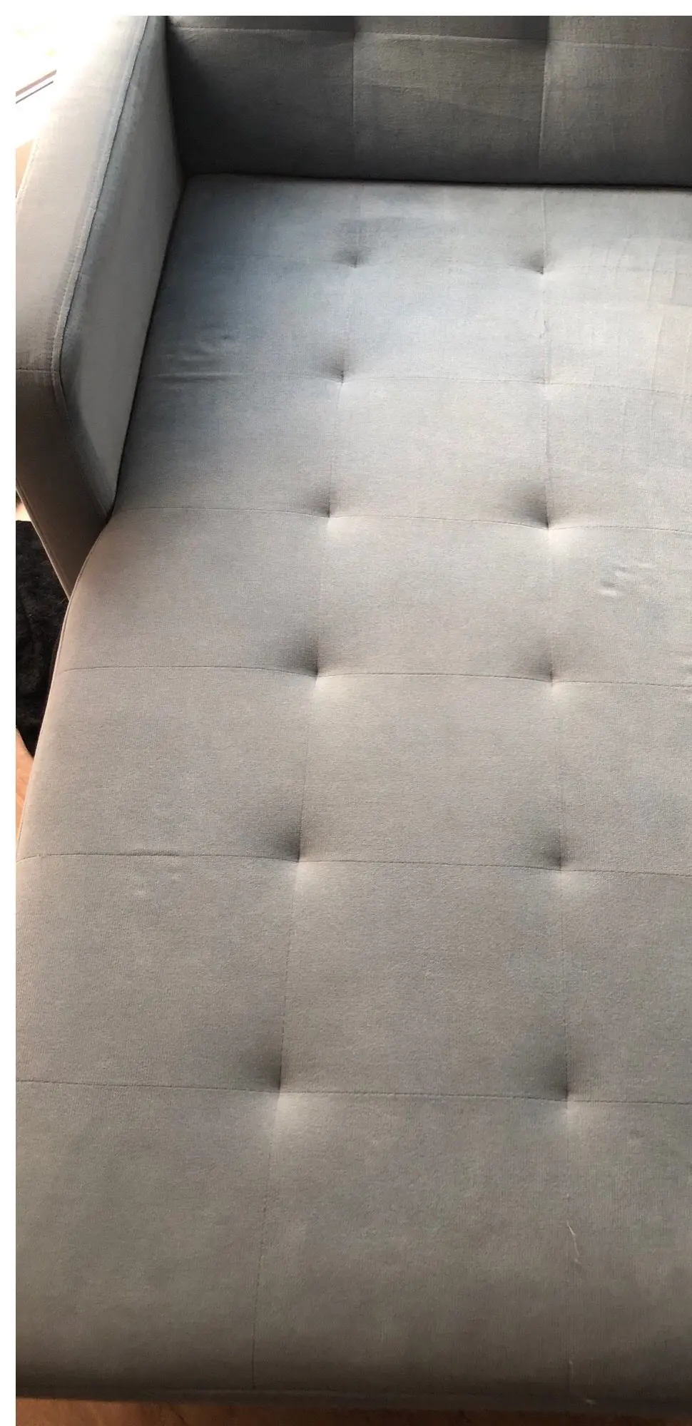 Szara sofa pikowana w guziki przed praniem — zabrudzenia. Pranie kanapy Opole, SofaGo