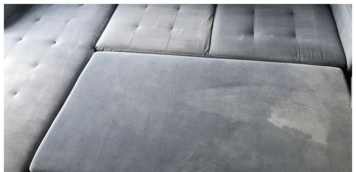 Sofa w kolorze niebieskoszarym przed praniem — zmatowiała tkanina. Pranie kanapy Płock, SofaGo