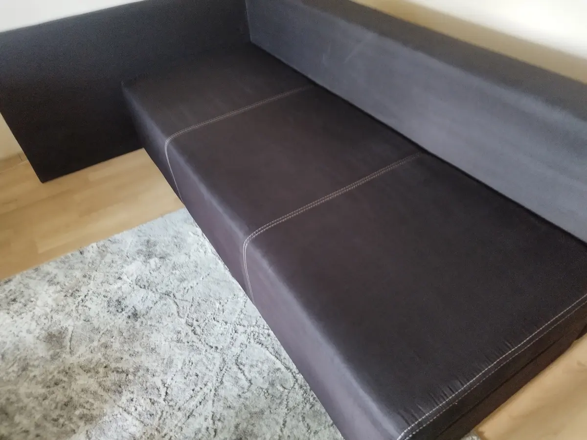 Sofa z ciemnego weluru w kolorze bakłażana po praniu ekstrakcyjnym — tkanina bez plam, kolor odzyskany. Pranie kanapy Płock, SofaGo