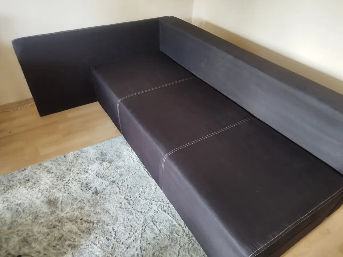 Sofa z ciemnego weluru w kolorze bakłażana po praniu ekstrakcyjnym — tkanina bez plam, kolor odzyskany. Pranie kanapy Radom, SofaGo
