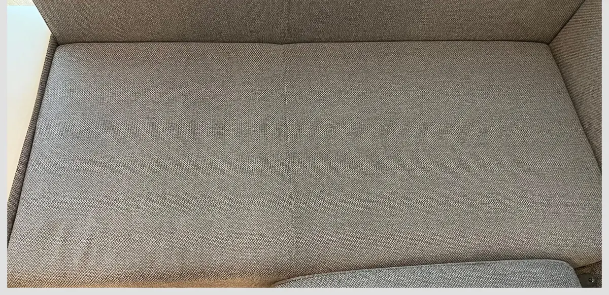 Jasna sofa po praniu ekstrakcyjnym — tkanina bez plam, kolor odzyskany. Pranie kanapy Rybnik, SofaGo