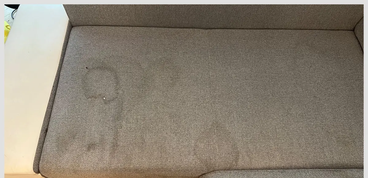 Jasna sofa przed praniem — plamy na oparciu i siedzisku. Pranie kanapy Rybnik, SofaGo