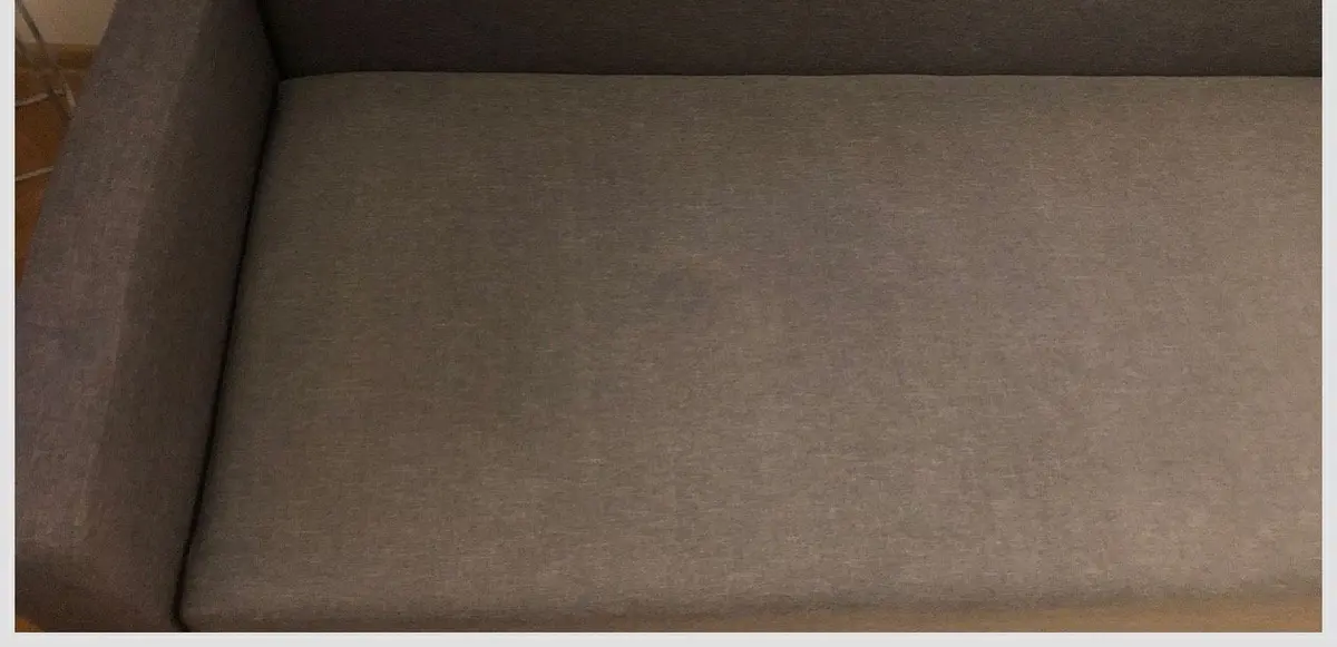 Brązowa sofa po praniu ekstrakcyjnym — tkanina bez plam, kolor odzyskany. Pranie kanapy Rybnik, SofaGo
