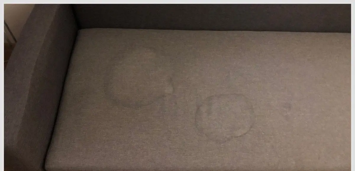 Brązowa sofa przed praniem — okrągłe plamy. Pranie kanapy Rybnik, SofaGo