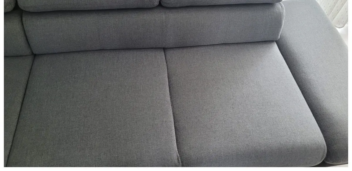 Szara sofa po praniu ekstrakcyjnym — tkanina bez plam, kolor odzyskany. Pranie kanapy Rybnik, SofaGo