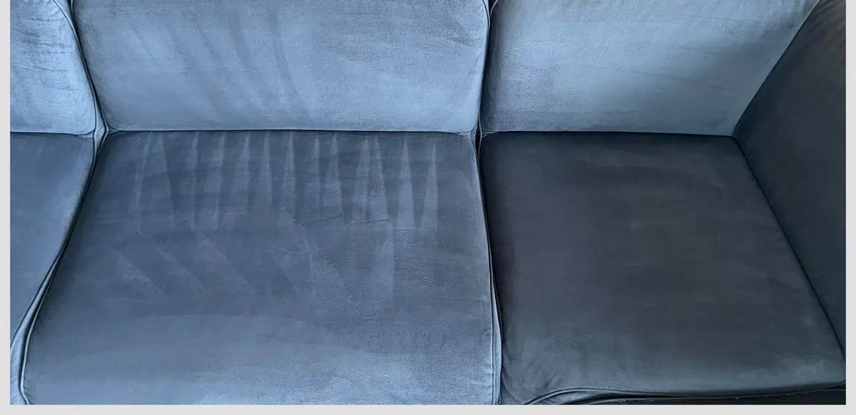 Szara sofa welurowa po praniu ekstrakcyjnym — tkanina bez plam, kolor odzyskany. Pranie kanapy Siedlce, SofaGo