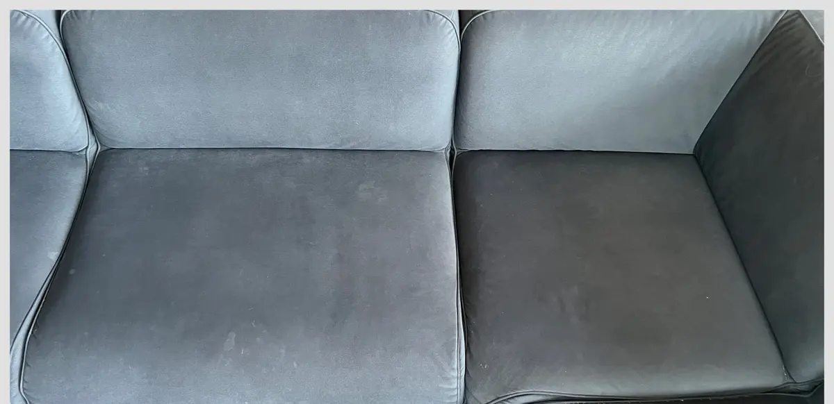 Szara sofa welurowa przed praniem — zmatowiały, zabrudzony welur. Pranie kanapy Siedlce, SofaGo