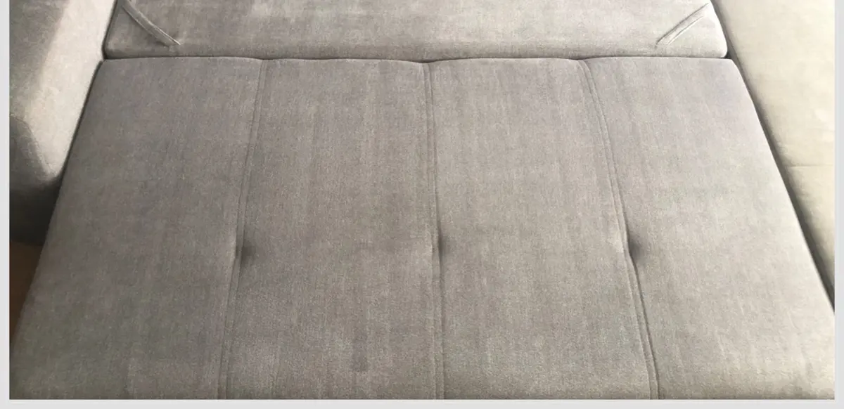 Szara sofa pikowana po praniu ekstrakcyjnym — tkanina bez plam, kolor odzyskany. Pranie kanapy Słupsk, SofaGo