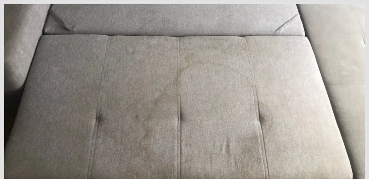 Szara sofa pikowana przed praniem — zabrudzenia. Pranie kanapy Słupsk, SofaGo