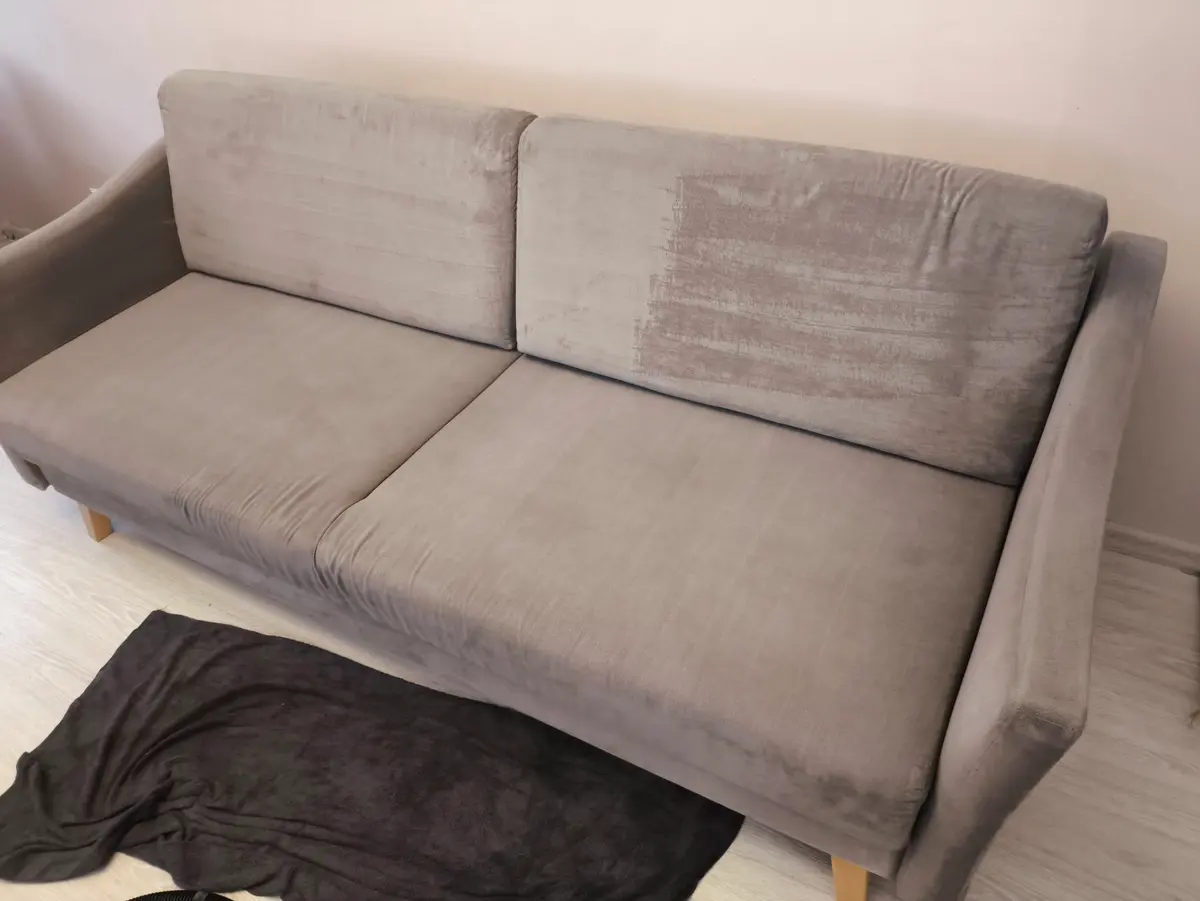 Beżowa sofa trzyosobowa po praniu ekstrakcyjnym — tkanina bez plam, kolor odzyskany. Pranie kanapy Toruń, SofaGo