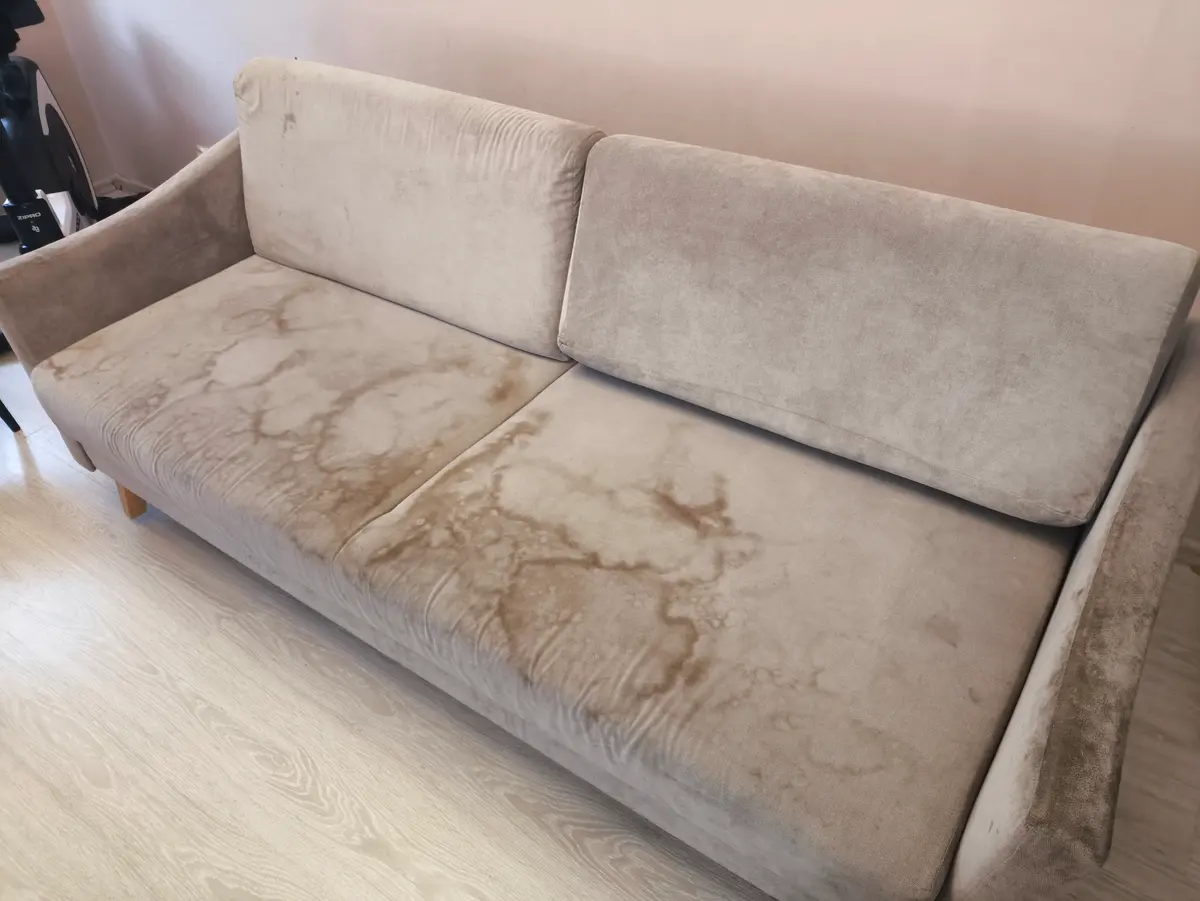 Beżowa sofa trzyosobowa przed praniem — duże brązowe plamy i zacieki. Pranie kanapy Toruń, SofaGo