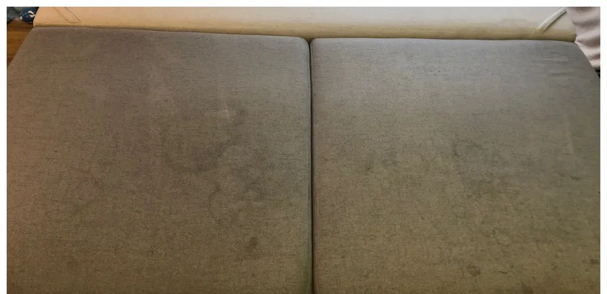 Szara sofa przed praniem — zabrudzenia siedzisk. Pranie kanapy Tychy, SofaGo