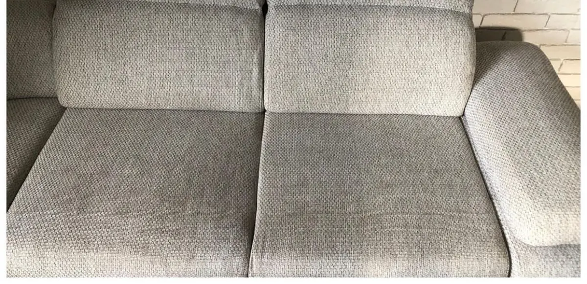 Szara sofa w drobny splot po praniu ekstrakcyjnym — tkanina bez plam, kolor odzyskany. Pranie kanapy Wałbrzych, SofaGo