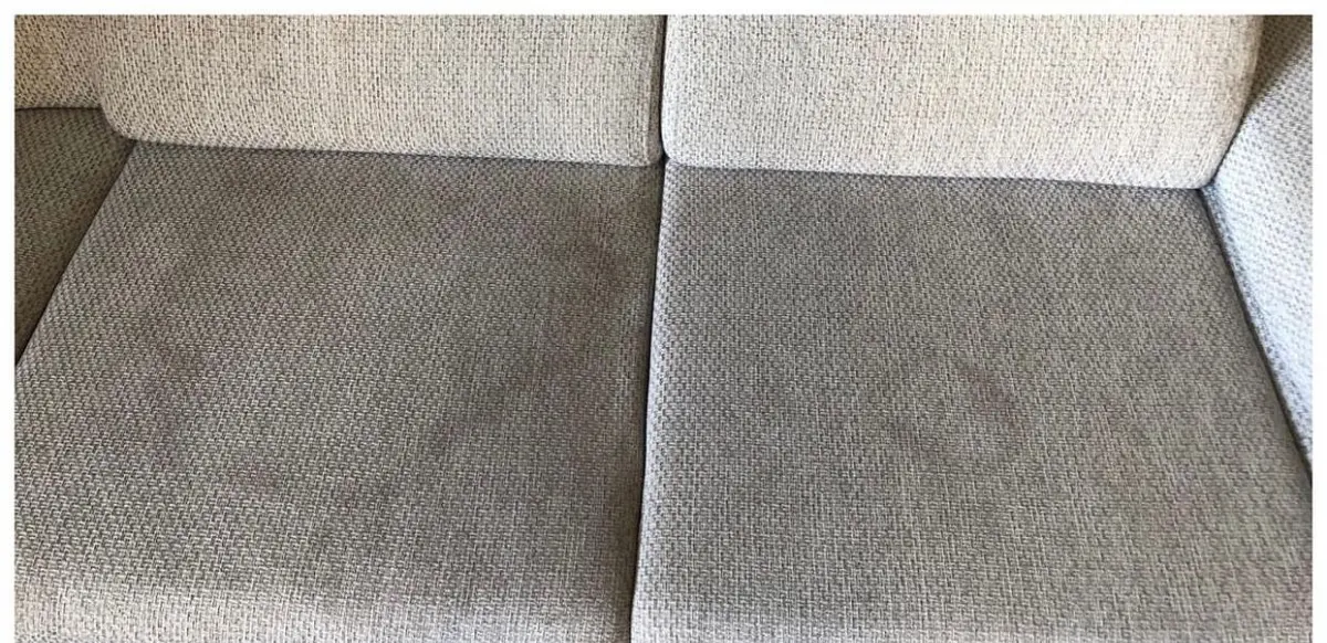 Szara sofa w drobny splot przed praniem — zabrudzone siedziska. Pranie kanapy Wałbrzych, SofaGo