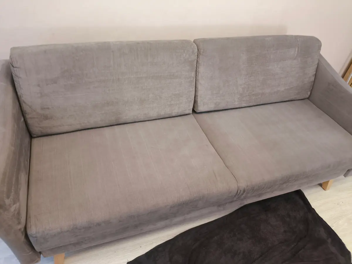 Beżowa sofa trzyosobowa po praniu ekstrakcyjnym — tkanina bez plam, kolor odzyskany. Pranie kanapy Wałbrzych, SofaGo