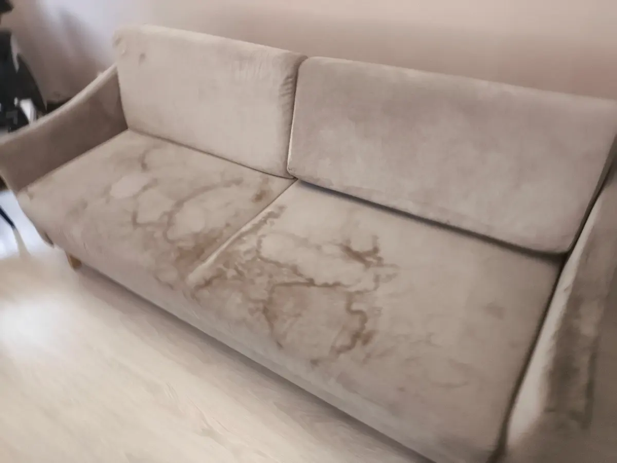 Beżowa sofa trzyosobowa przed praniem — duże brązowe plamy i zacieki. Pranie kanapy Wałbrzych, SofaGo