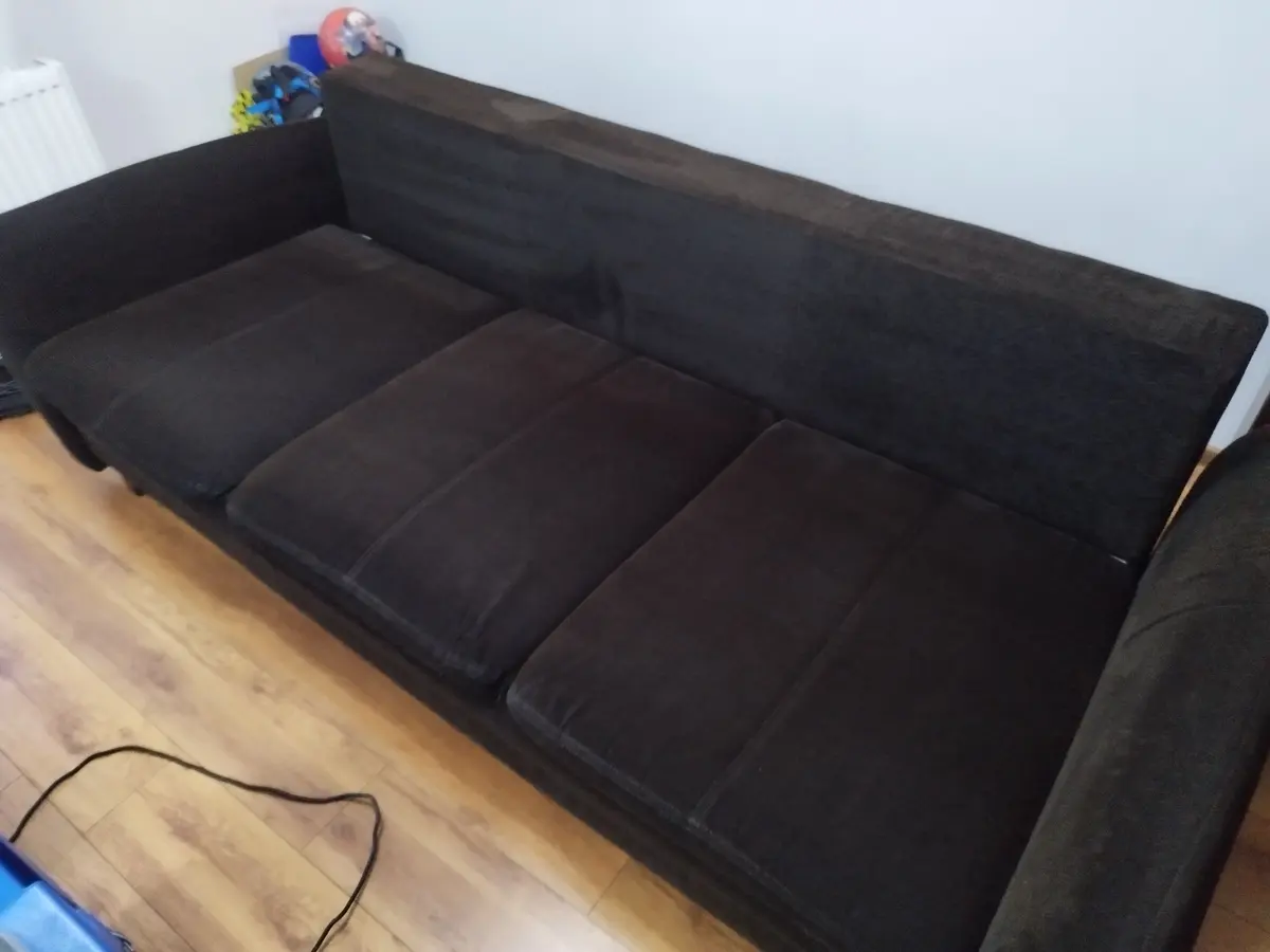 Ciemnobrązowa sofa trzyosobowa z pluszu po praniu ekstrakcyjnym — tkanina bez plam, kolor odzyskany. Pranie kanapy Warszawa, SofaGo