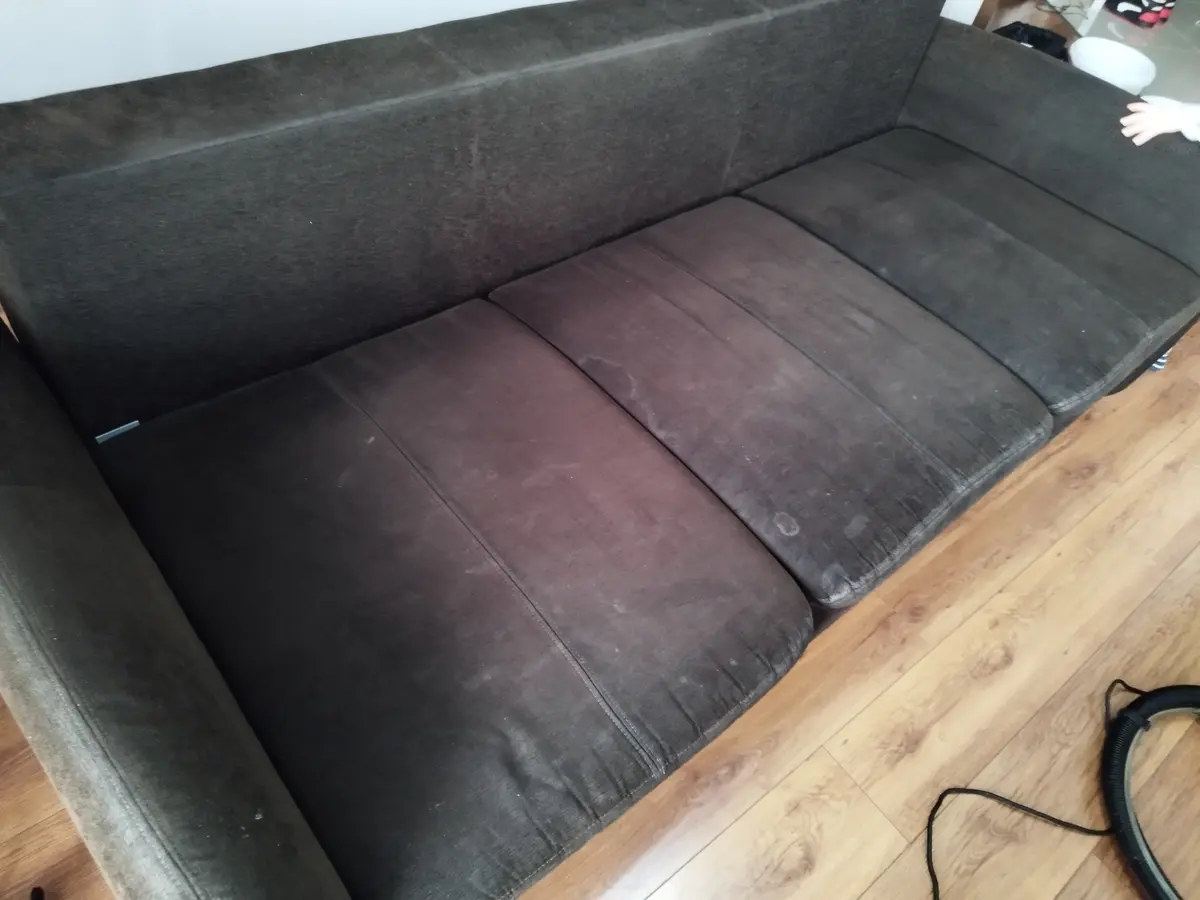 Ciemnobrązowa sofa trzyosobowa z pluszu przed praniem — wyblakłe, przebarwione siedziska. Pranie kanapy Warszawa, SofaGo
