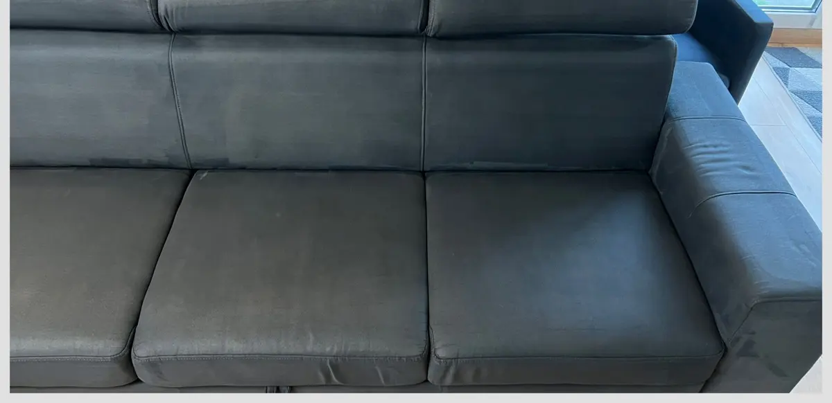 Szara sofa po praniu ekstrakcyjnym — tkanina bez plam, kolor odzyskany. Pranie kanapy Włocławek, SofaGo