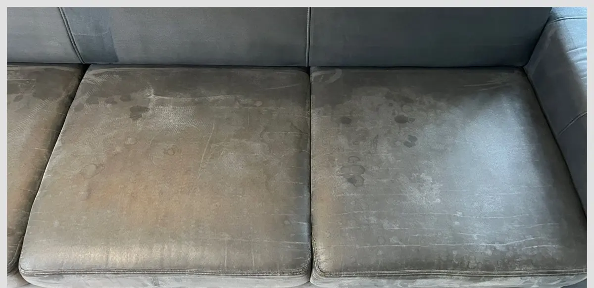 Szara sofa przed praniem — ciemne plamy na siedzisku. Pranie kanapy Włocławek, SofaGo