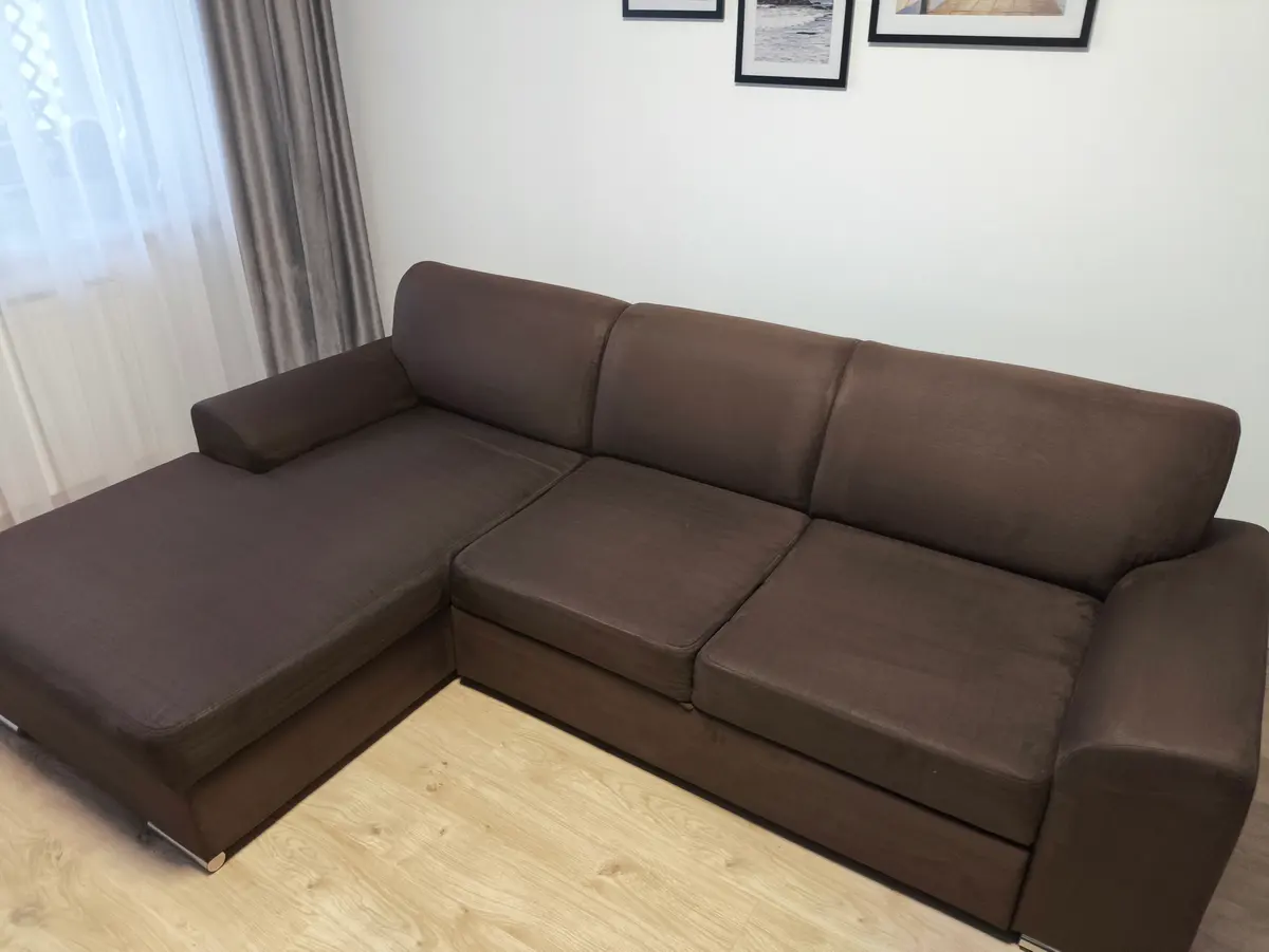 Brązowy narożnik z mikrofibry po praniu ekstrakcyjnym — czyste, równomiernie odświeżone siedziska. Pranie narożnika Wrocław, SofaGo