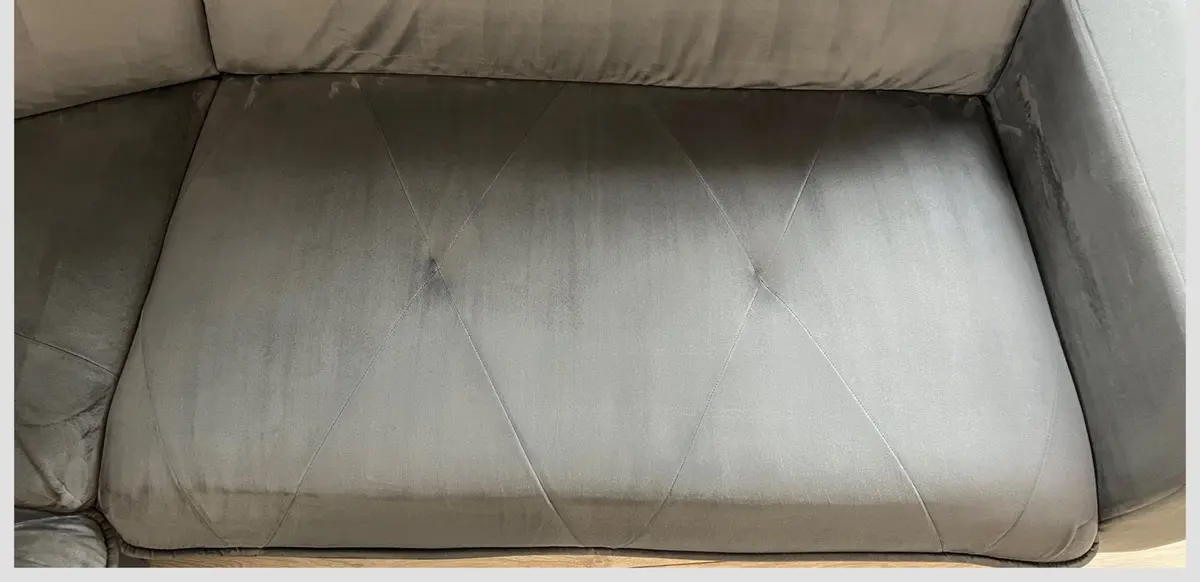 Szara sofa po praniu ekstrakcyjnym — tkanina bez plam, kolor odzyskany. Pranie kanapy Zielona Góra, SofaGo
