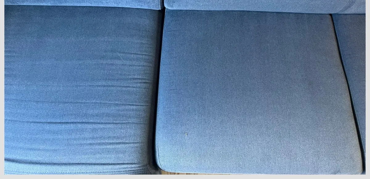 Niebieska sofa po praniu ekstrakcyjnym — tkanina bez plam, kolor odzyskany. Pranie kanapy Zielona Góra, SofaGo