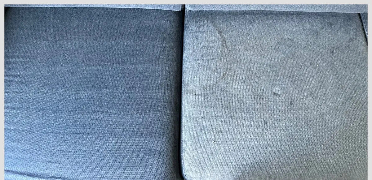Niebieska sofa przed praniem — zabrudzenia siedziska. Pranie kanapy Zielona Góra, SofaGo