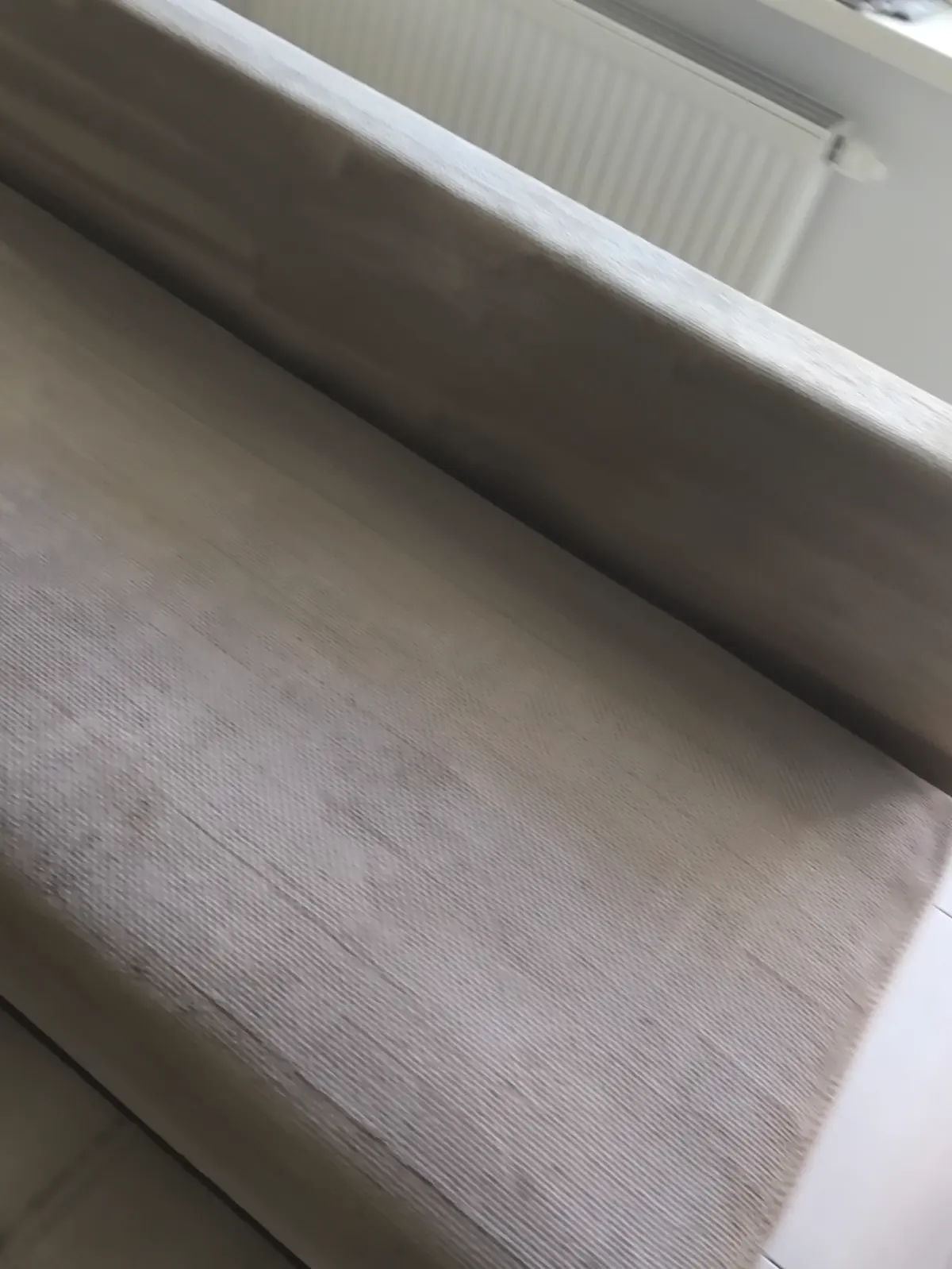 Beżowa wersalka w drobny wzór po praniu ekstrakcyjnym — siedzisko bez zacieków i plam. Pranie wersalki Zielona Góra, SofaGo